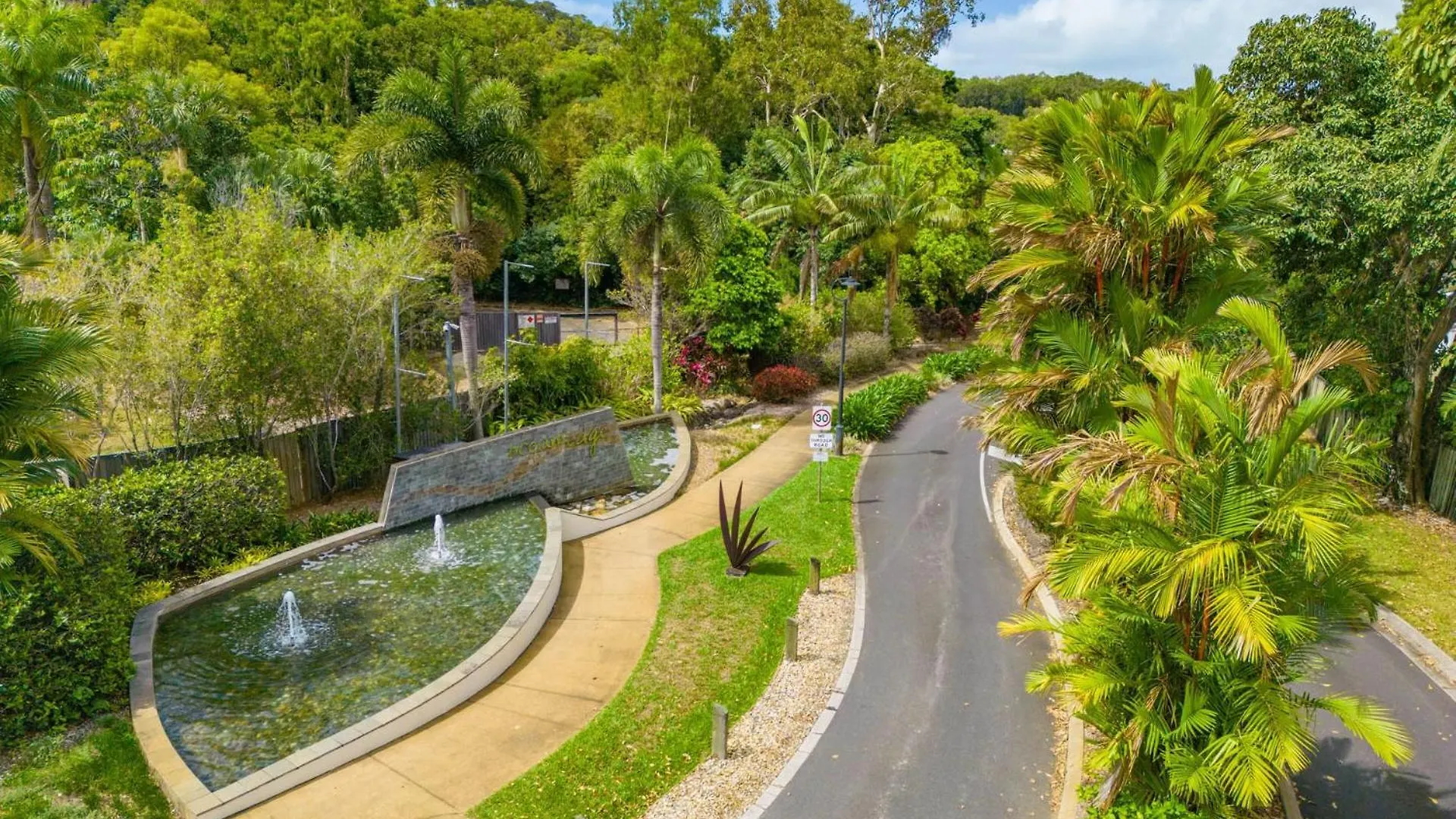 Belle Escapes - Namaste, Oasis In Palm Cove Villa Holiday home